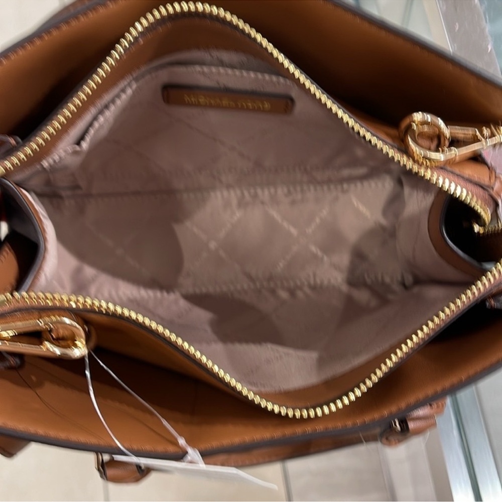 Michael Kors Small Sheila Satchel Crossbody
Bag Brown
NWT - Picture 10 of 16